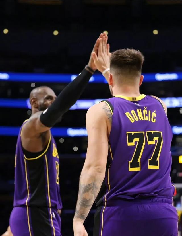 aoa体育新闻-包含湖人球星发挥出色协助球队击败对手的词条