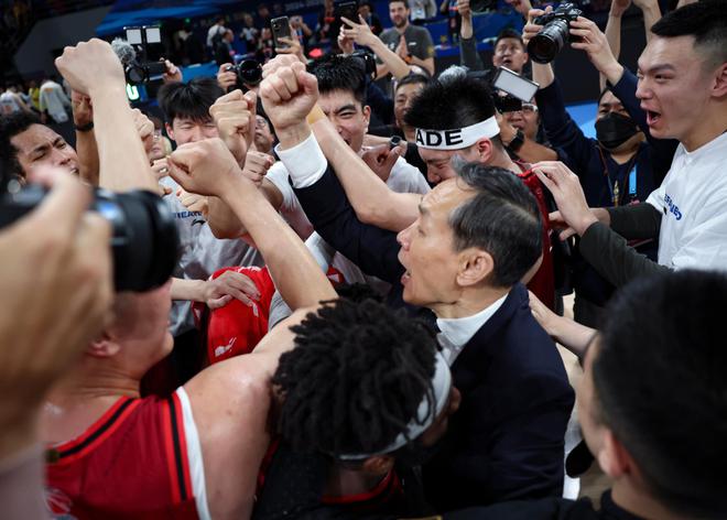 aoa体育直播-两队交手，球迷翘首期盼胜负之争(双方球员)