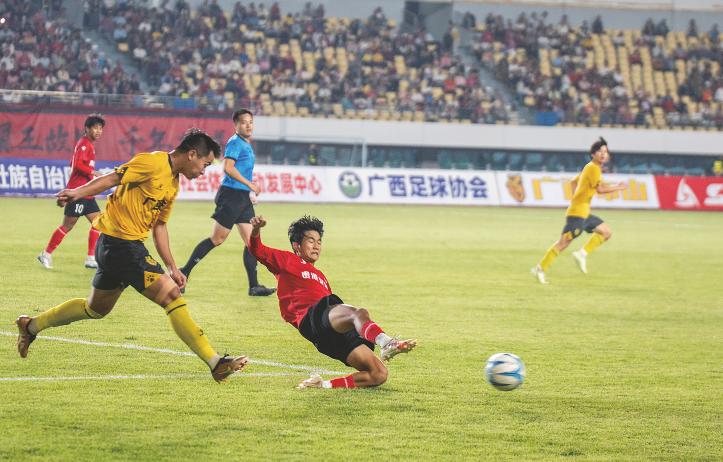 国内足球赛事火热开赛,宛如擂鼓吹风的场景的简单介绍 国内足球赛事火热开赛,宛如擂鼓吹风的场景的简单介绍