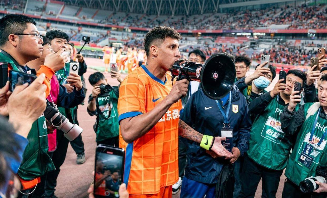 aoa体育视频-关于佛罗伦萨中场飞铲犯规，被红牌罚下的信息