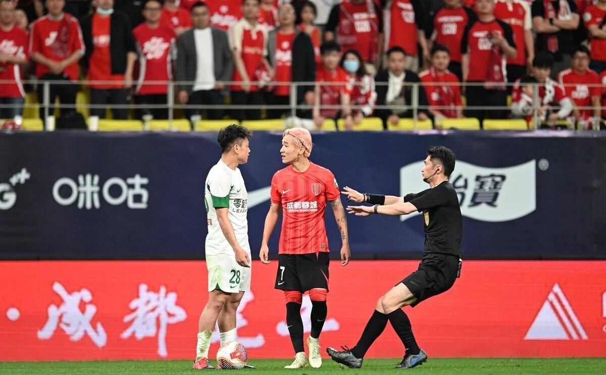 广州队在中超中打出破门,被誉为弹幕炸裂 广州队在中超中打出破门,被誉为弹幕炸裂