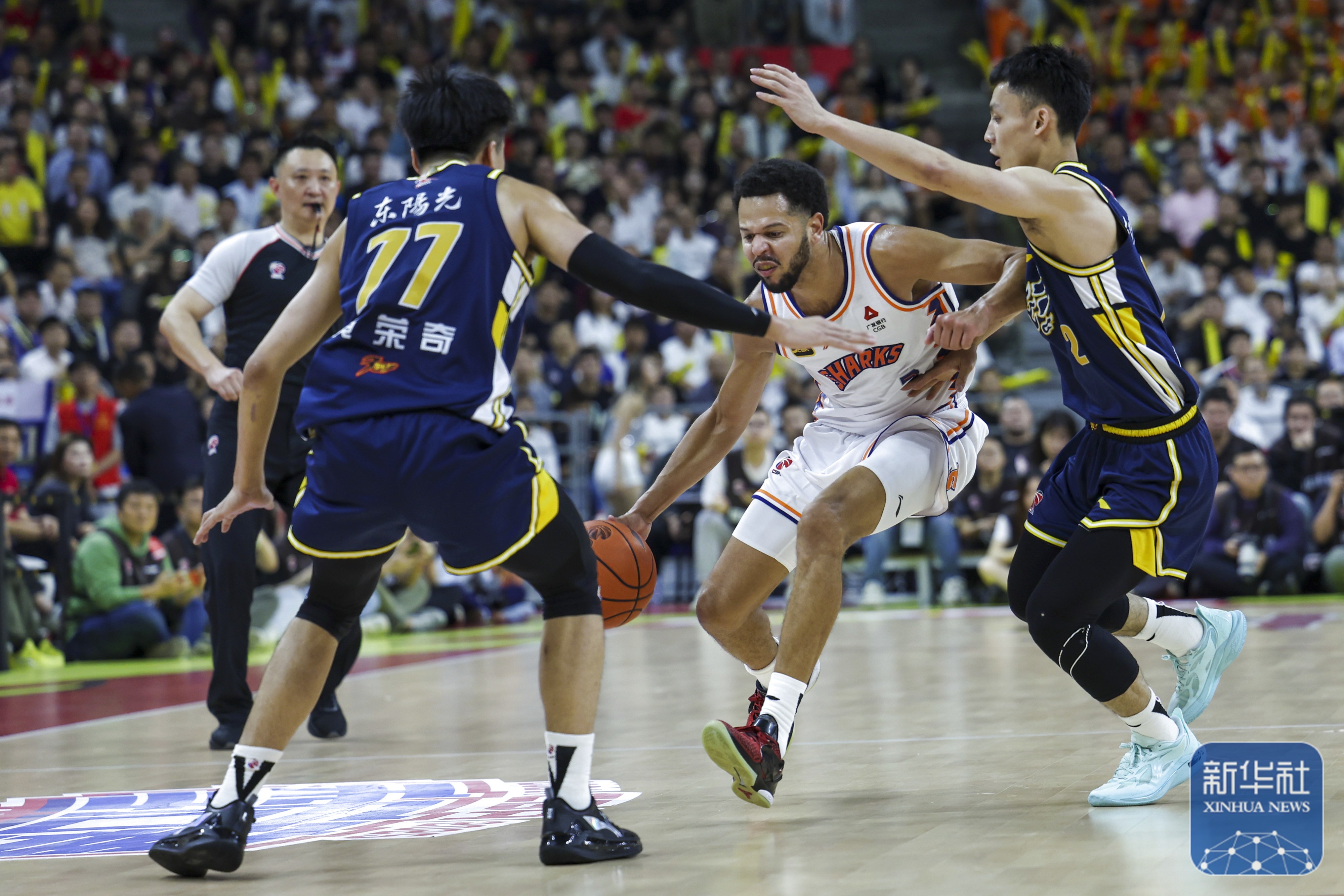 aoa体育教练-广东队成为本场最大亮点，CBA季后赛瞬间破防，逆转