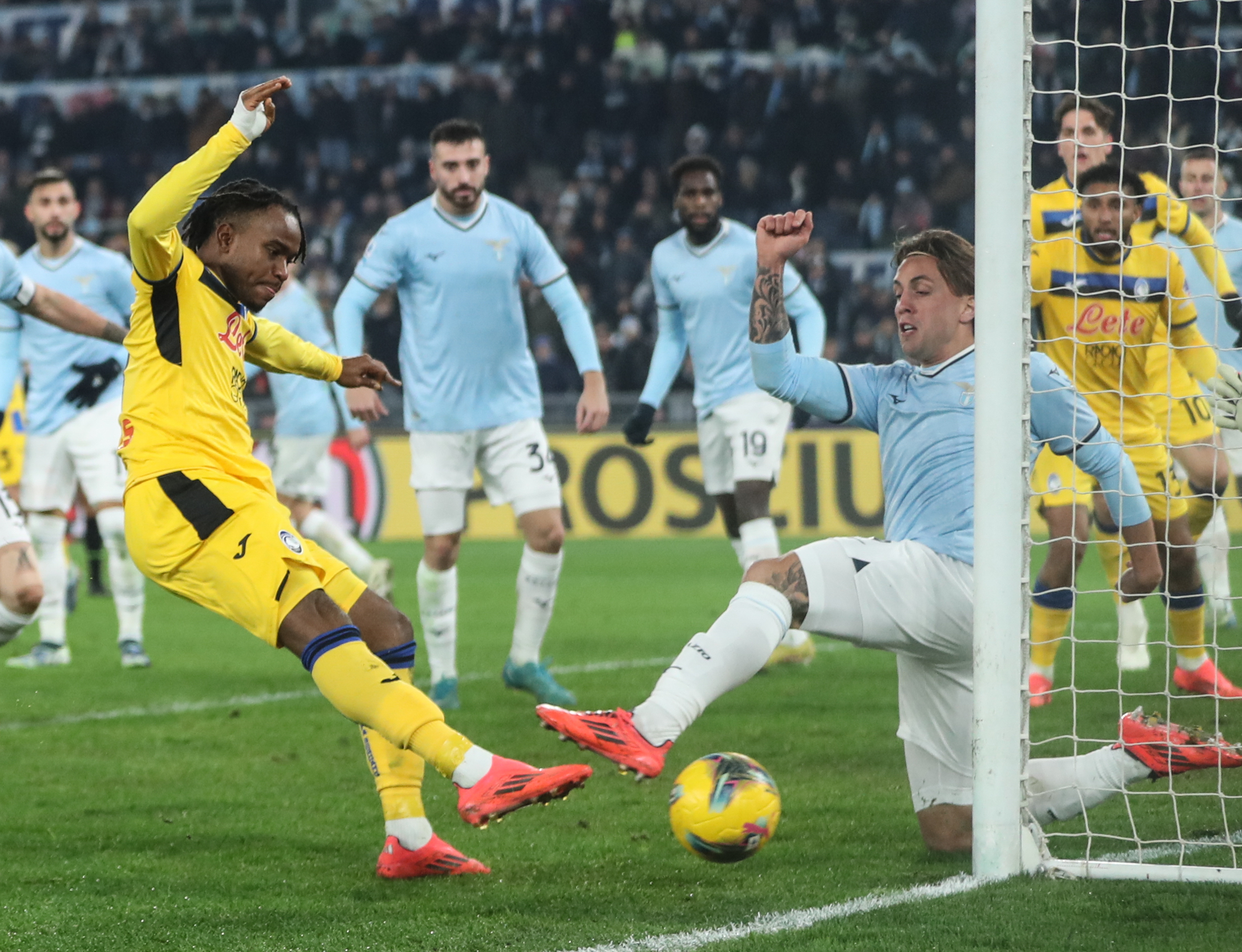 aoa体育新闻-意甲球队比拼团队合作与默契