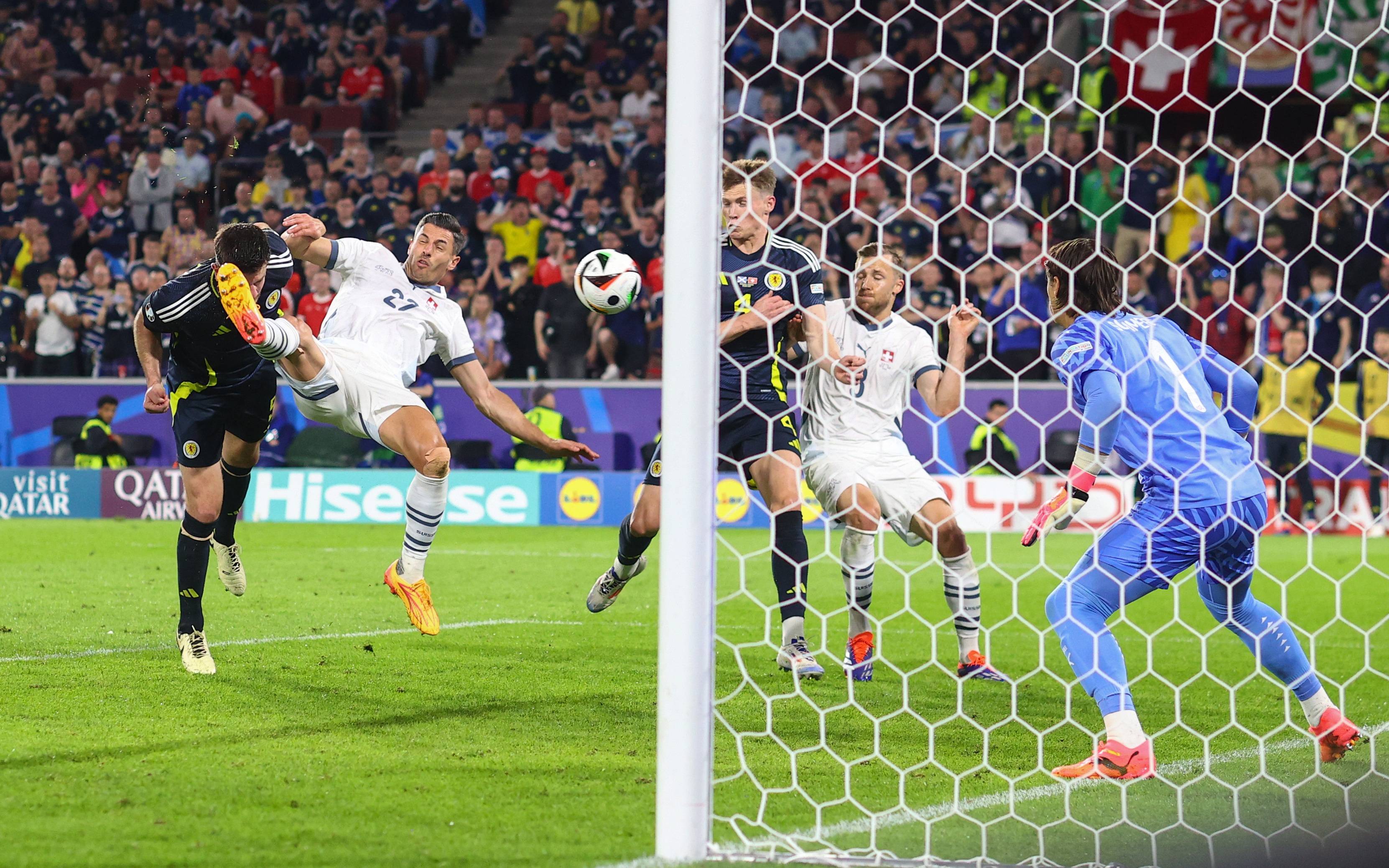 aoa体育教练-国际足球比赛上，观众看到了一场激烈的对决