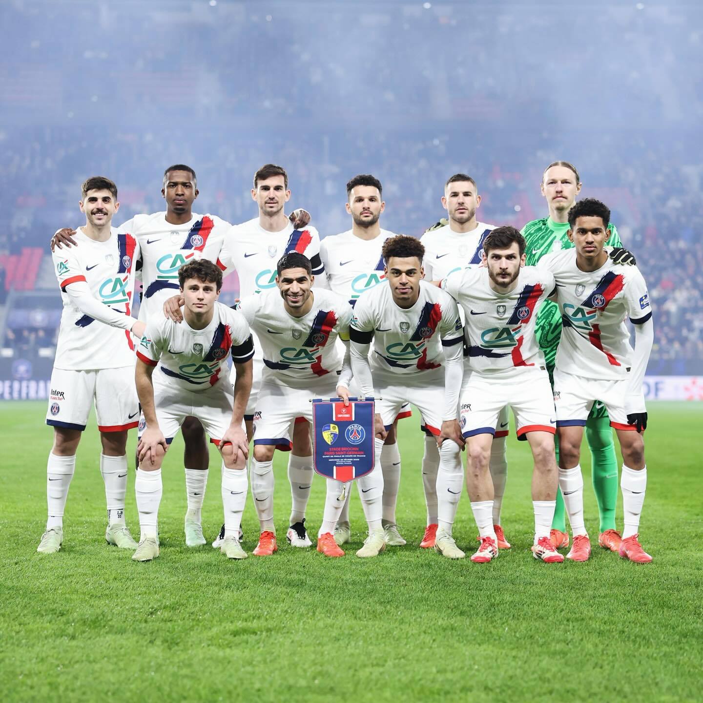 巴黎球迷欢呼胜利,球队实力不可忽视 巴黎球迷欢呼胜利,球队实力不可忽视