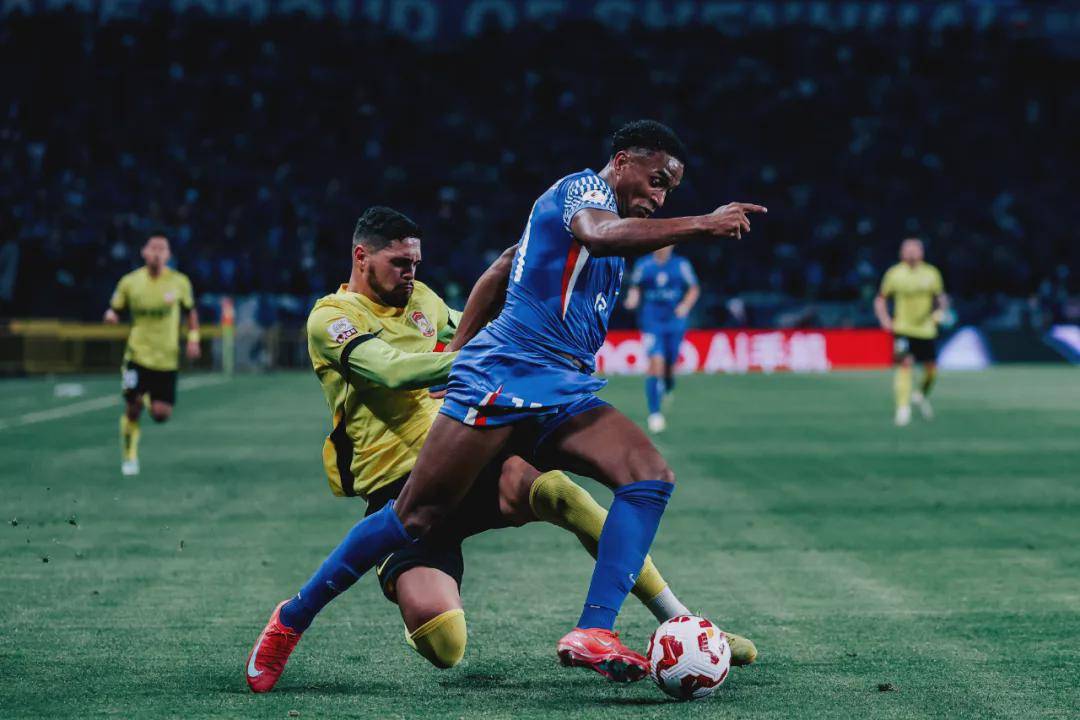 上海申花队外援发威,助球队在比分上领先对手 上海申花队外援发威,助球队在比分上领先对手