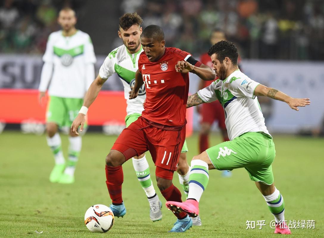 包含沃尔夫斯堡主场击败对手，领跑积分榜的词条