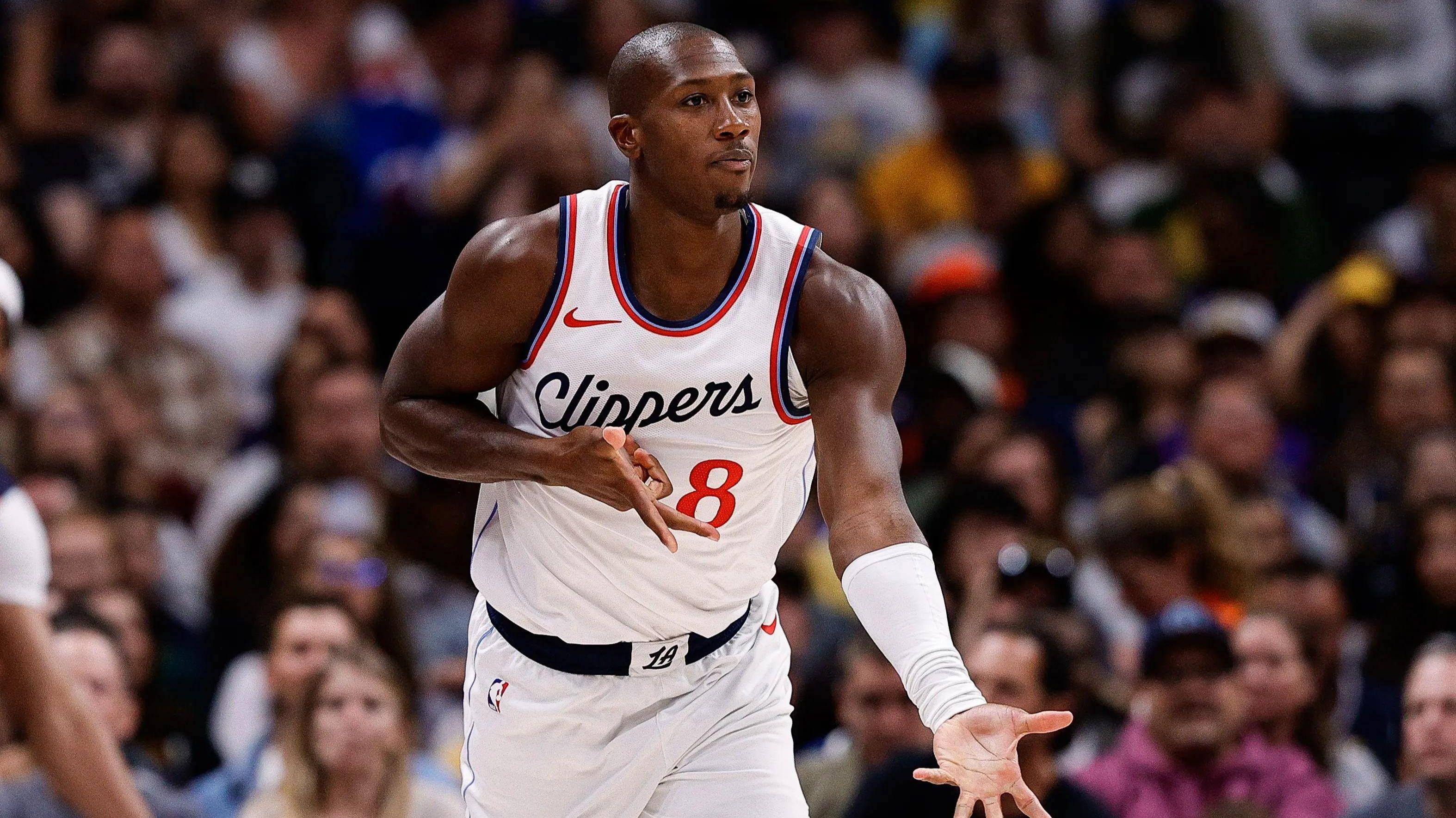 aoa体育直播-快船主场大胜猛豹，连胜纪录再次延续