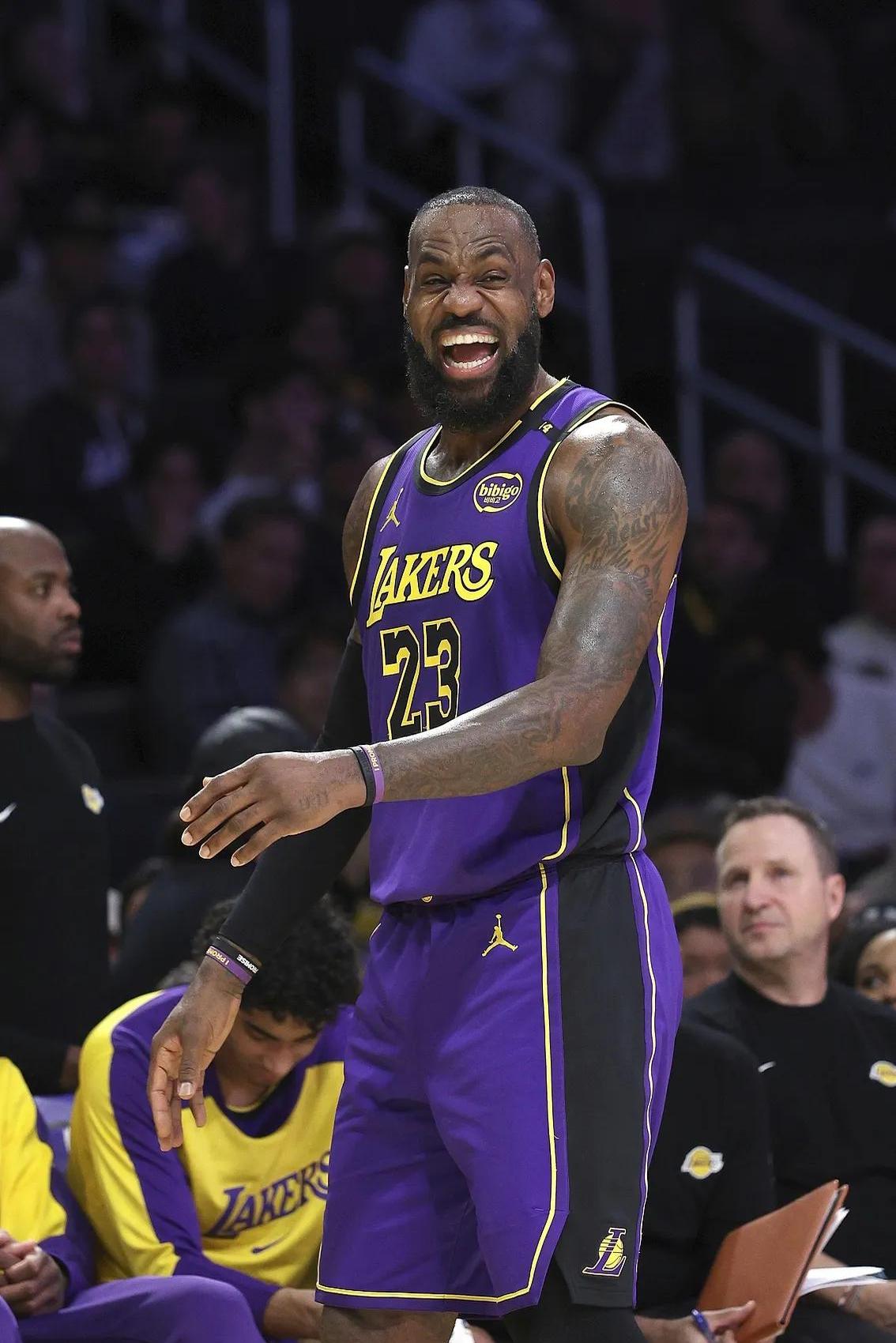 湖人客场逆转太阳,詹姆斯关键时刻挺身而出的简单介绍 湖人客场逆转太阳,詹姆斯关键时刻挺身而出的简单介绍