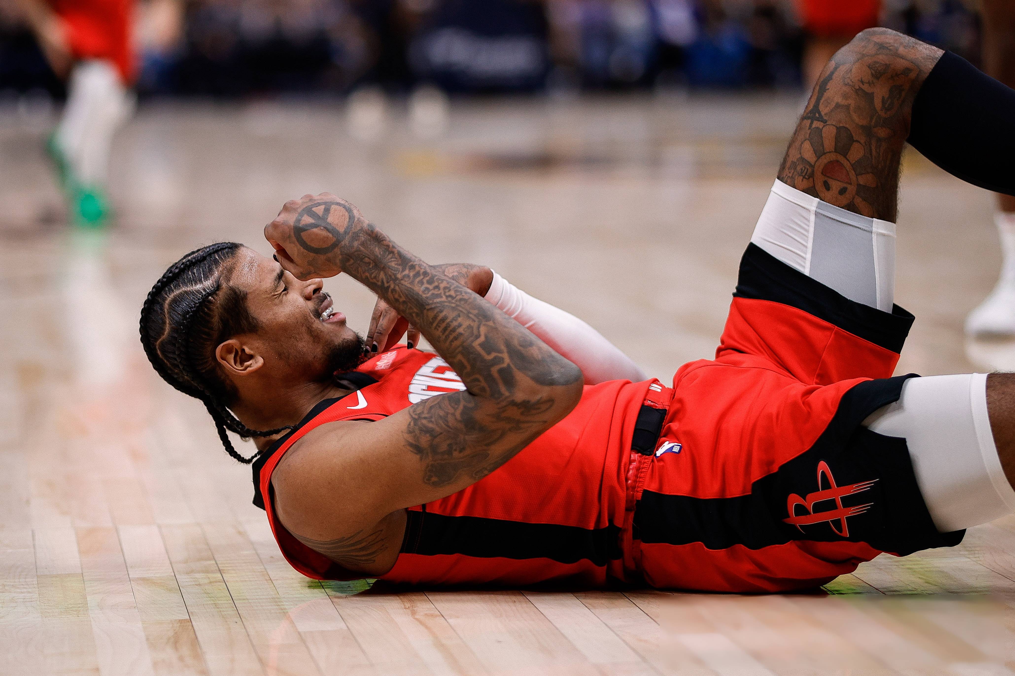 包含猛龙队员连番进攻，力克对手的词条